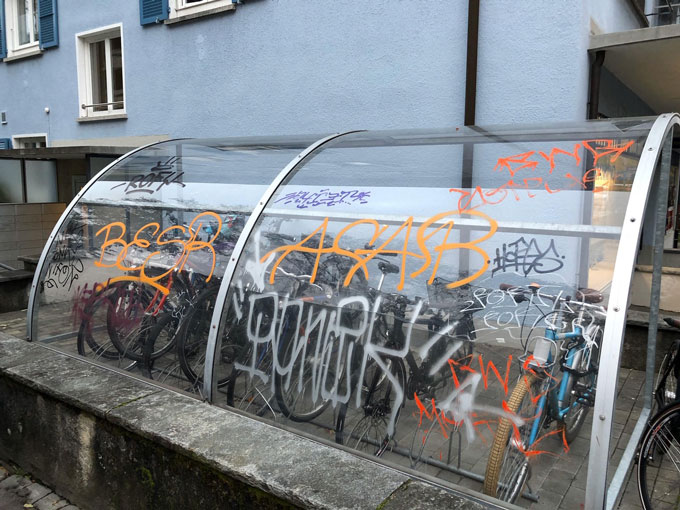 Graffitientfernung 3 Grafiti Graffiti Graffitientfernung Graffitischutz Graffitireinigung Reinigung Bern Graffiti vorbeugen Graffiti Reiniger